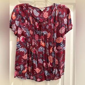 WOMEN’S LUCKY BRAND TOP, SIZE MEDIUM! SHORT SLEEVED, RED PRINT “LIKE NEW”